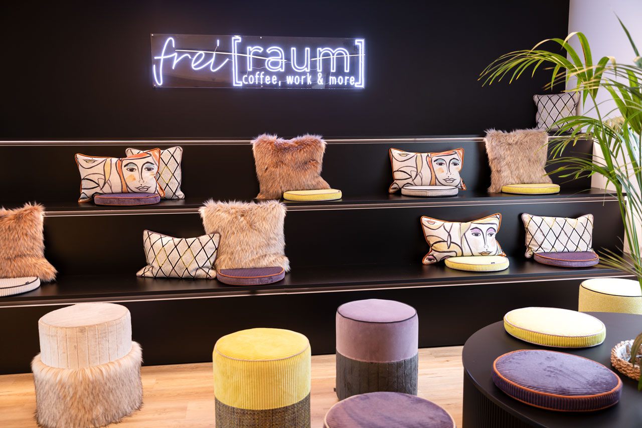 Wohnraum und Innenausstattung mit Gardinen und Design