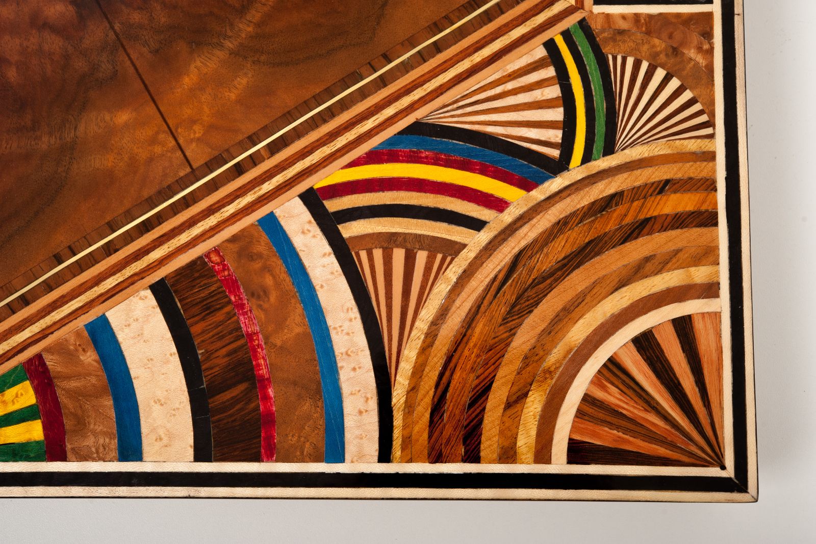 Intarsienarbeit: farbiges Fächer-Ornament aus Holz