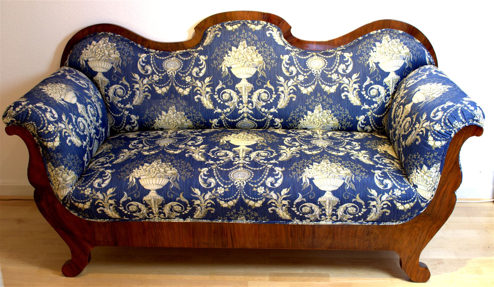 Biedermeier-Sofa neu gepolstert mit blauem Stoff