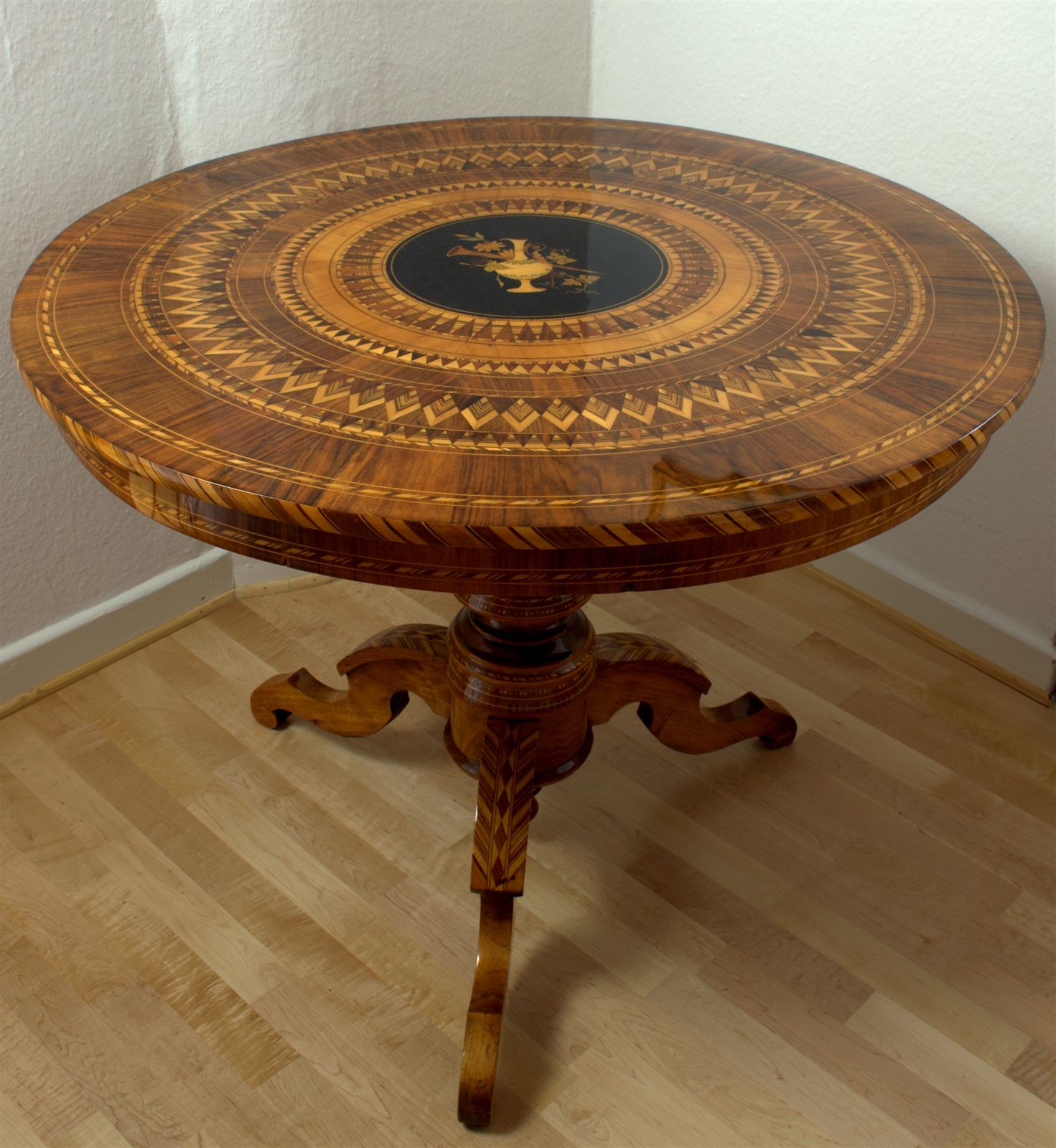 Restaurierter runder Tisch mit Intarsien