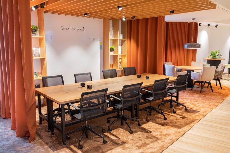 Design-Wohnraum mit edlen Möbeln und hochwertigen Gardinen